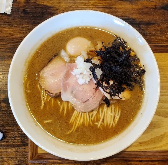 「煮干し濃厚魚介中華そば」@自家製中華そば 麺の虜の写真
