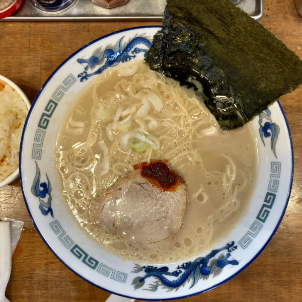 「豚骨ラーメン￥750＋ライス￥0＋生卵￥0」@豚骨ラーメン酒場 たつまきの写真