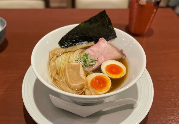 「津軽煮干し中華蕎麦（味玉入り）¥900」@酒肴場 屯の写真