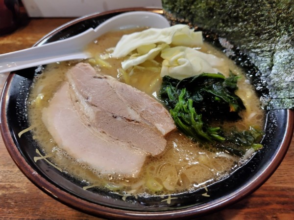 「豚骨醤油らあめん　：かため」@らあめん 寸八 総本店の写真