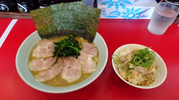「チャーシューめん（1,090円）＋ツナマヨ飯（250円）」@横浜家系らーめん たま家の写真