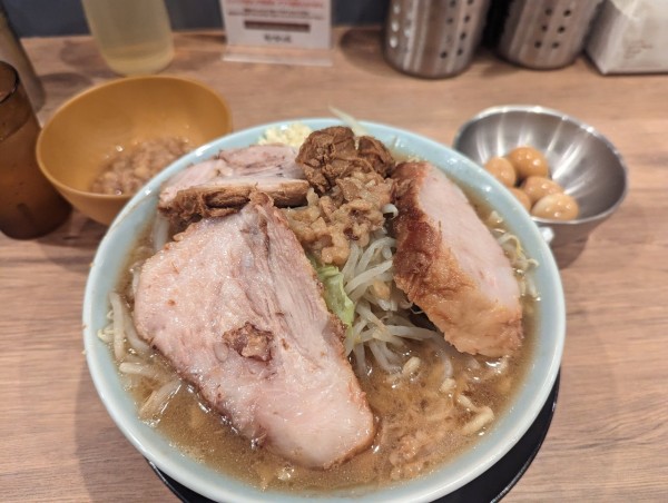 「豚入りラーメン　うずら」@俺の生きる道 上野店の写真
