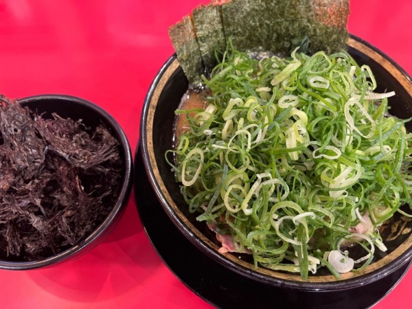 「ラーメン(並)800円＋岩のり200円＋九条ネギ150円」@横浜家系ラーメン 大輝家の写真