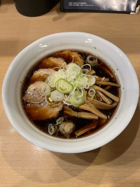 「黒醤油らぁめん+チャーシュー」@らぁめん次元の写真