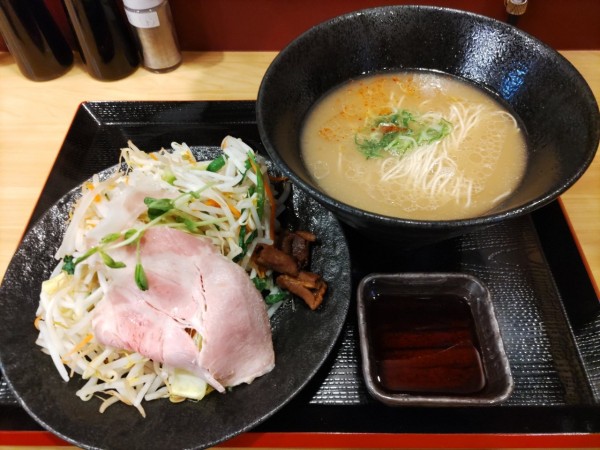 「博多もつ焼き野菜盛りらぁ麺」@博多豚骨らぁ麺 一絆 上野御徒町本店の写真