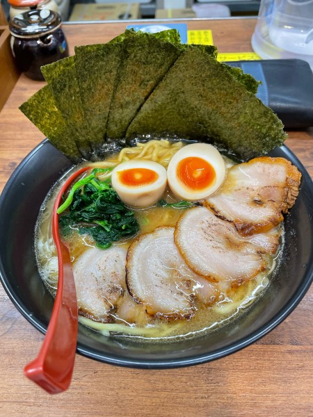 「特製醤油豚骨ラーメン ライス」@麺屋 小桜の写真