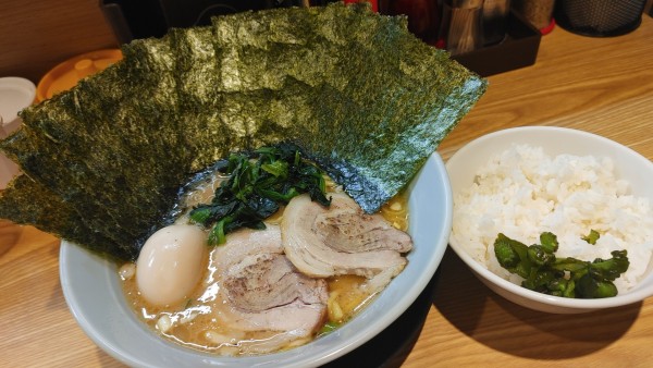 「豚骨ラーメン・SP(スペシャル)・のり(硬め多め)¥900」@横浜家系らーめん 戸手家の写真