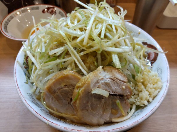 「小ラーメン＋ネギ､生卵」@ラーメン豚山 恵比寿店の写真