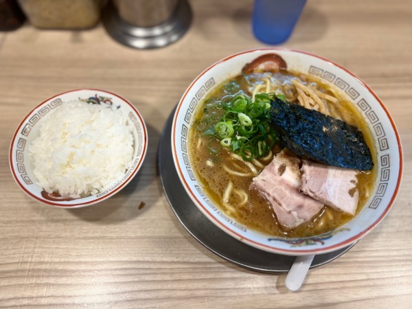 「ラーメン 880円＋ごはん(小)100円」@鯨人の写真