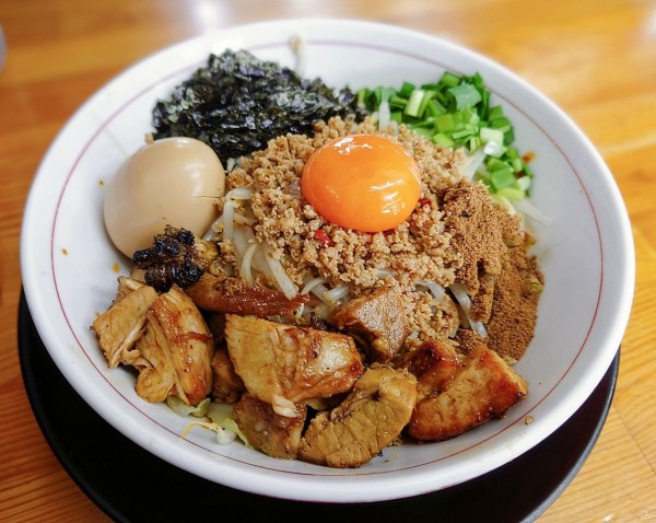 「誤爆まぜそば」@ラーメン・つけ麺 爆王の写真