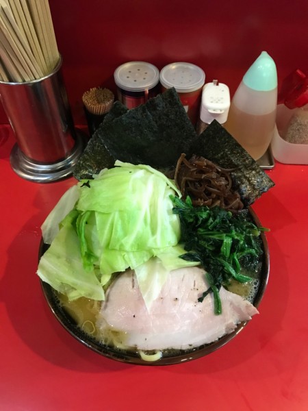 「ラーメン700円＋麺大盛り200円＋キャベツ100円」@どんとこい家の写真