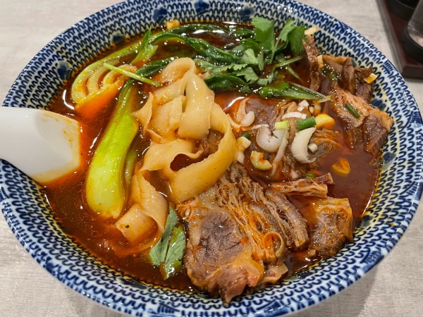 「牛肉刀削麺(激辛)+無料小ライス」@梅山飯店 自由が丘店の写真