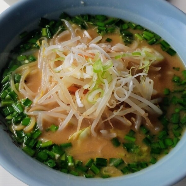 「ニララーメン 700円＋餃子 300円」@ラーメンしらかばの写真