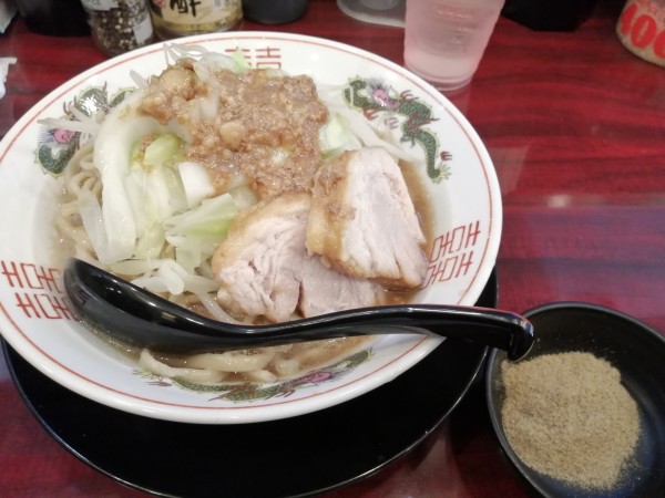 「小ラーメン　850円　オマケ　魚粉」@ぶっ豚 向ヶ丘遊園店の写真