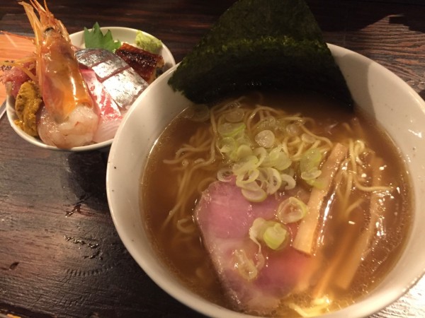 「醤油ラーメン＋茶漬けご飯（1150円）」@麺処 三虎の写真