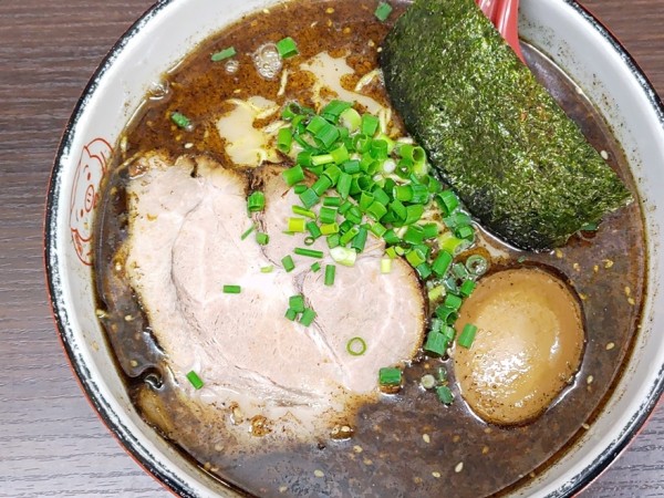 「黒博多ラーメン＋味玉」@博多ラーメン 長浜や 青物横丁店の写真