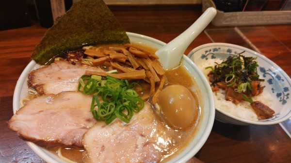 「紫(ゆかり)そば・麺類大盛り・めんま増し・豚ごわん」@中華そば むらさき山の写真