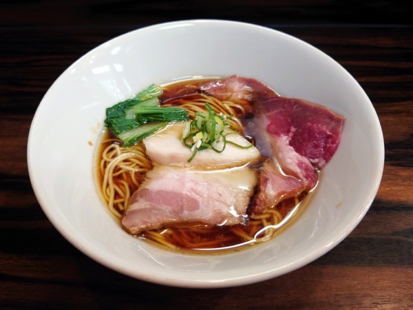 「限定 ホロホロ鳥出汁中華そば+イベリコ豚ベジョータ」@中華そば 梟の写真