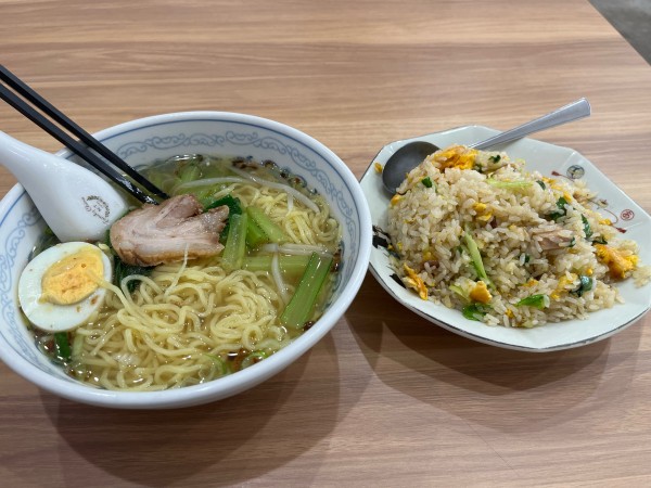 「塩ラーメン&半チャーハン」@満腹亭の写真