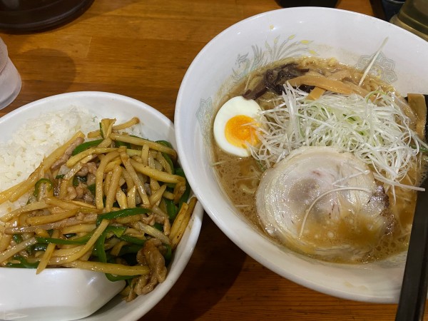 「ネギとんこつらーめん　醤油　780円　+チンジャオ丼 300円」@金蘭ラーメンの写真