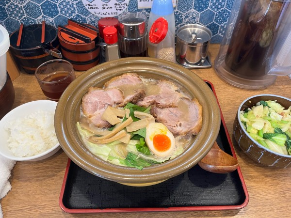 「豚骨塩ラーメン　中盛　チャーシュー　たっぷり野菜」@ラーメン猪太の写真