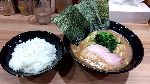 「ラーメン並（８００円）＋ライス（１００円）」@横浜ラーメン 響家の写真