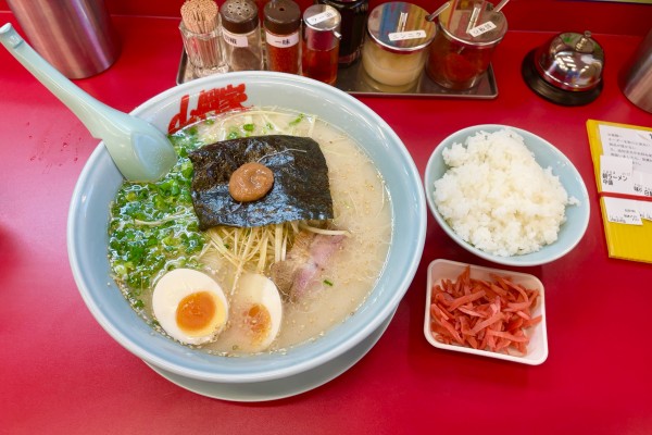「朝ラーメン中盛 with味玉/白髪ネギ/紅生姜 & 半ライス」@ラーメン山岡家 加古川平岡店の写真