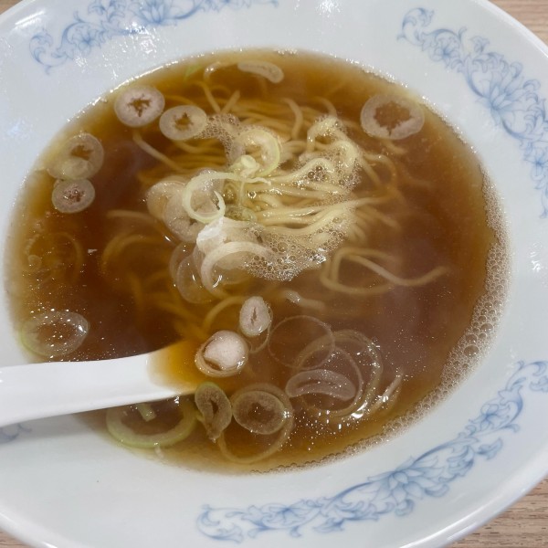 「素ラーメン 醤油 0.5玉 360円」@ぎょうざの満洲 おおたモール店の写真