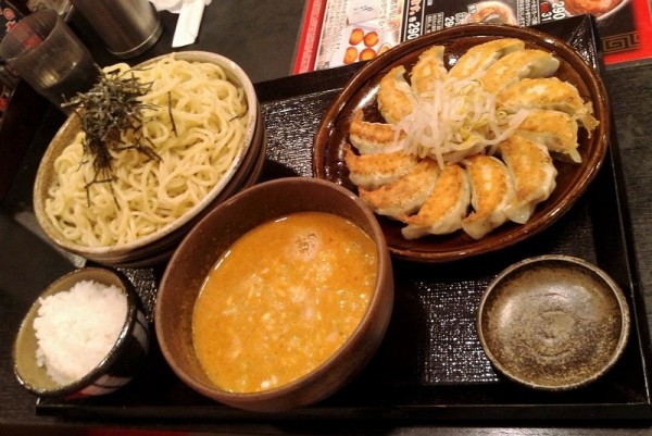 「つけタンタンと浜松餃子のセット・麺大盛(1265円)」@五味八珍 大井川店の写真