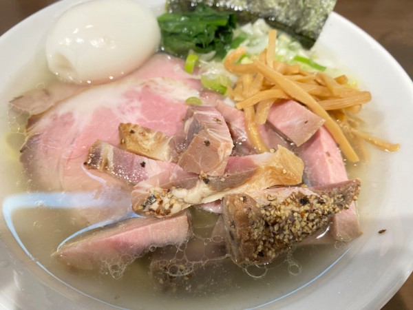 「塩らーめん【限定】半熟玉子+焼豚+煮干ペースト（1200円）」@三つ由の写真