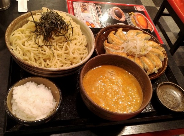 「つけタンタンめん(麺大盛)と浜松餃子のセット(1265円)」@五味八珍 大井川店の写真