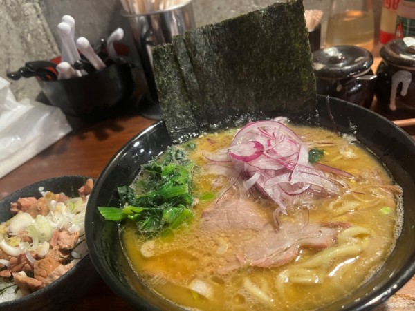 「ラーメン Twitterサービス赤玉ねぎ 半チャーまぶし丼」@家系ラーメン クックらの写真