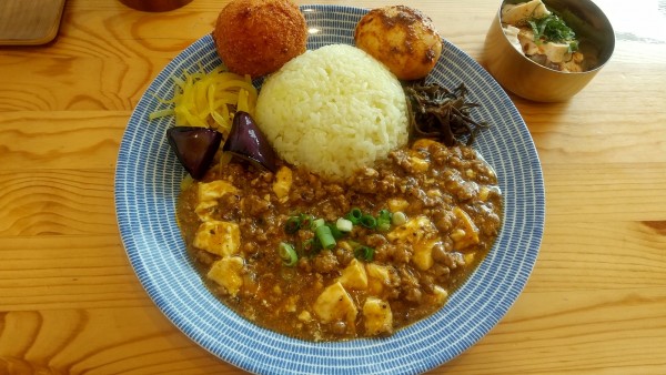 「麻婆カレー（5月の限定）全部のせコロッケセット1250円」@パラキートの写真