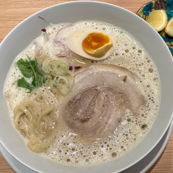 「鶏白湯ラーメン950円」@鶏白湯そば 鶏すけの写真