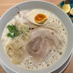 鶏白湯ラーメン950円