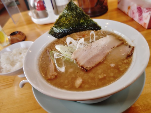 「豚骨ラーメン太麺（和だし）７８０円＋背脂８０円」@らーめん餃子 一行三昧の写真