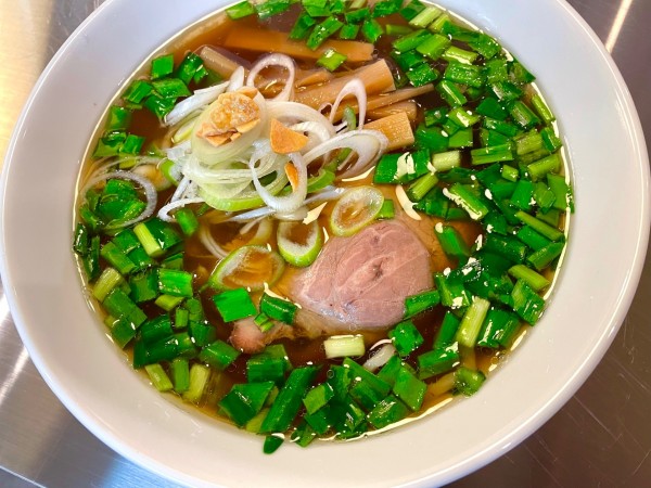「醤油ラーメン＋ニラトッピング」@らーめんと餃子かんなの写真