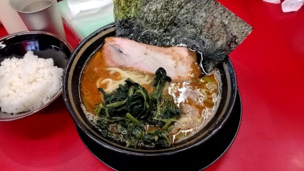 「ラーメン850円＋半ライス60円」@IEKEI_TOKYO 王道家直系の写真