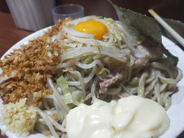 「塩・汁なし・大600・生卵（野菜少・マヨ少・にんにく）」@D麺の写真