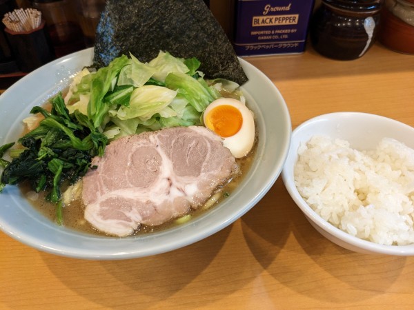 「らーめん（固め・濃め）+キャベツ+小ライス」@大口家の写真