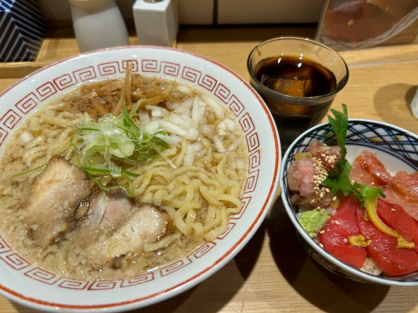 「醤油ラーメン、【期間限定】本鮪漬け丼セット1290円」@きたかた食堂の写真