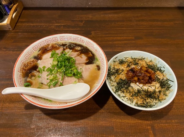 「牛骨黒ラー並チャーシュー増量、ラー油飯(1100円)」@鳥勝の写真