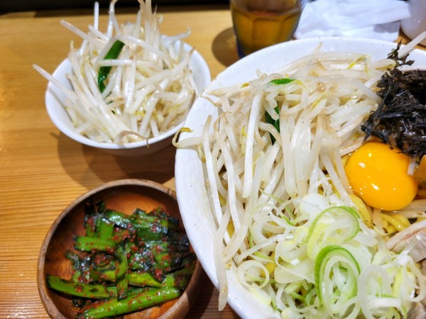 「北参道油そば大盛(野菜大盛、ご飯なし)+辛ニラ」@味噌麺処 花道庵 北参道店の写真