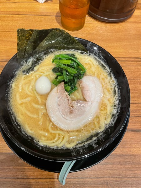 「豚骨醤油ラーメン」@横浜家系ラーメン 春吉家 天神三丁目店の写真