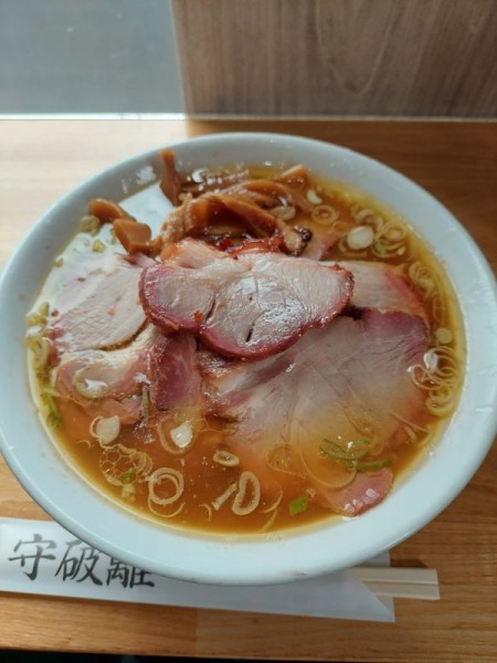 「守 細麺 醤油＋SPF弓豚＋半チャン」@麺屋のスたの写真