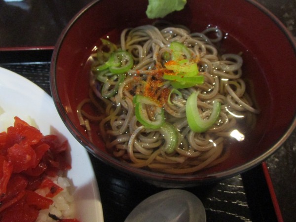 「ミニ冷蕎麦と唐揚げカレーセット 650円」@そば・うどん たぬきの写真
