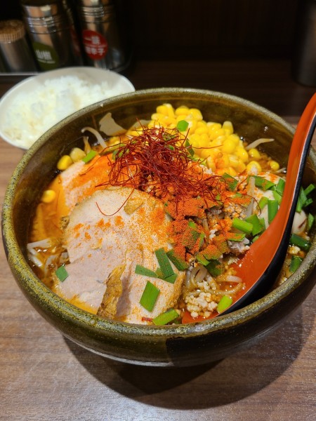 「特製みそオロチョン+コーン+半ライス」@東京スタイルみそらーめん ど・みそ キッテグランシェ店の写真