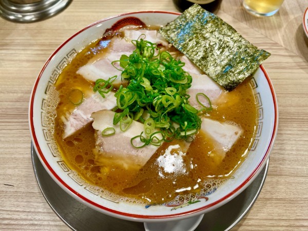 「サッポロラガービール赤星→ 焼豚ラーメン（黒)＋ごはん（小）」@鯨人の写真