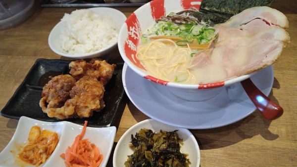 「白豚骨、ランチセット（ライス・唐揚げ3個）」@名古屋豚骨 一番軒の写真