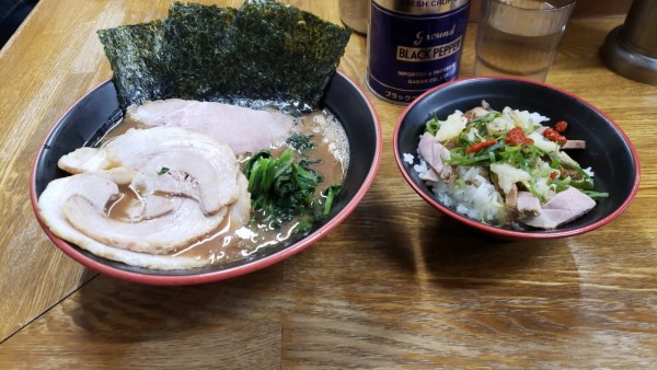 「ラーメン+豚バラ3枚+まかない丼」@麺家 紫極の写真